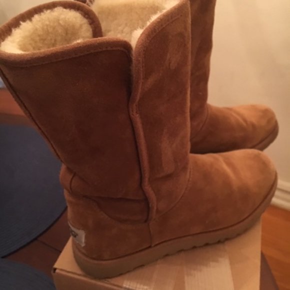 UGGS BOOTS - Picture 2 of 5